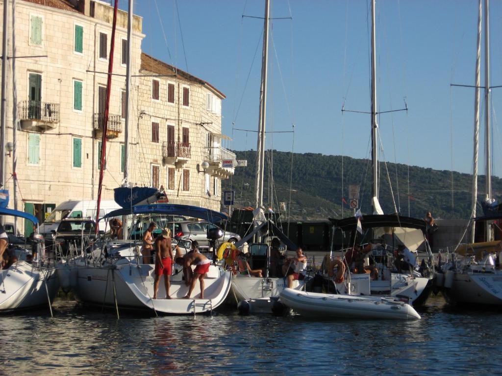 Mira Sea Front Guesthouse Komiža Kültér fotó