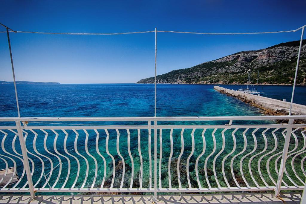 Mira Sea Front Guesthouse Komiža Kültér fotó